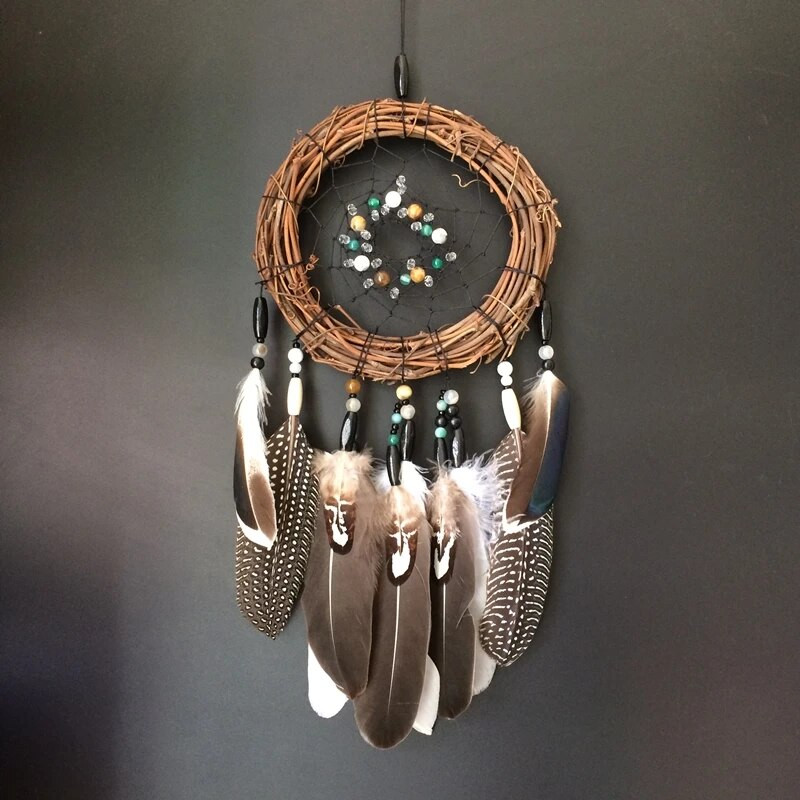 Käsitsi valmistatud India unenäopüüdja, mis ripub rotangist helmesulgedega seinale, autode kaunistus, kaunistus unenäopüüdja, looduslikud materjalid