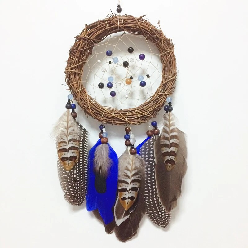 Käsitsi valmistatud India unenäopüüdja, mis ripub rotangist helmesulgedega seinale, autode kaunistus, kaunistus unenäopüüdja, looduslikud materjalid