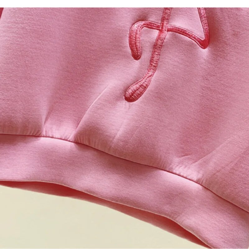 2023. aasta kevad ja sügis, uus mood, preppy stiilis lasterõivaste trend, trükkimine, volangiserv, pikkade varrukatega ühevärviline kampsun