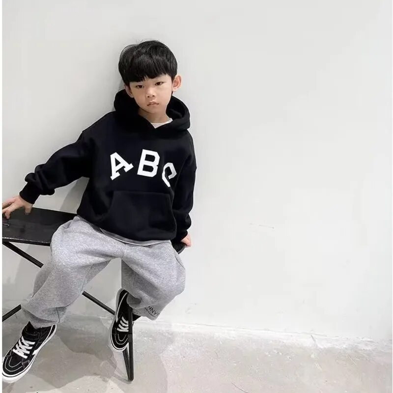 Beebi kapuutsiga kampsun laste moe jaoks Minimalistlik ja mitmekülgne Baby Boy Letter kapuutsiga suur taskukampsun sügiseks kandmiseks