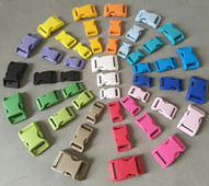 1 vnt / pakuotė Spalvinga plastikinė lenkta atsegama sagtis, skirta krepšio diržo diržams naminių šunų antkaklio kuprinė Paracord siuvimo priedai