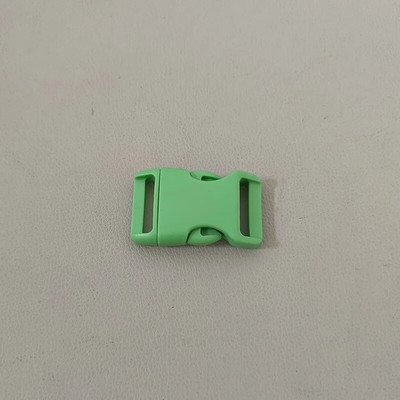 1 vnt / pakuotė Spalvinga plastikinė lenkta atsegama sagtis, skirta krepšio diržo diržams naminių šunų antkaklio kuprinė Paracord siuvimo priedai