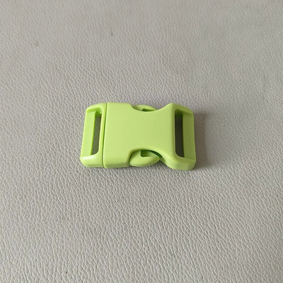 1 vnt / pakuotė Spalvinga plastikinė lenkta atsegama sagtis, skirta krepšio diržo diržams naminių šunų antkaklio kuprinė Paracord siuvimo priedai