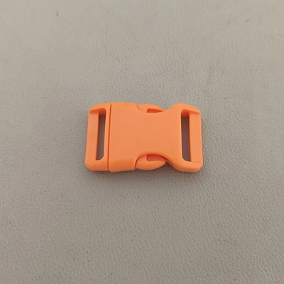 1 vnt / pakuotė Spalvinga plastikinė lenkta atsegama sagtis, skirta krepšio diržo diržams naminių šunų antkaklio kuprinė Paracord siuvimo priedai