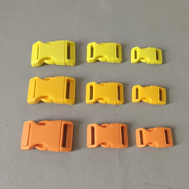 1 vnt / pakuotė Spalvinga plastikinė lenkta atsegama sagtis, skirta krepšio diržo diržams naminių šunų antkaklio kuprinė Paracord siuvimo priedai