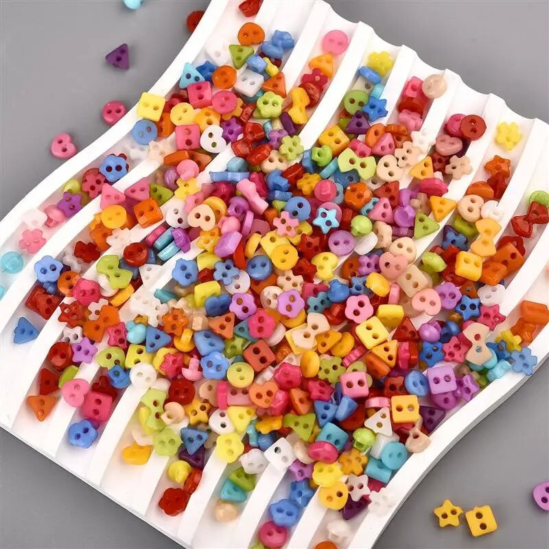 100 vnt Mini mygtukai Plastikiniai lėlių drabužiai Apvalios sagtys Rankų darbo animacinių filmų drabužių siuvimo rankdarbiai.