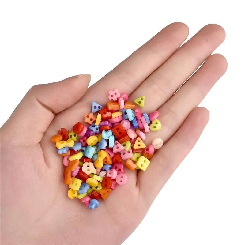 100 vnt Mini mygtukai Plastikiniai lėlių drabužiai Apvalios sagtys Rankų darbo animacinių filmų drabužių siuvimo rankdarbiai.