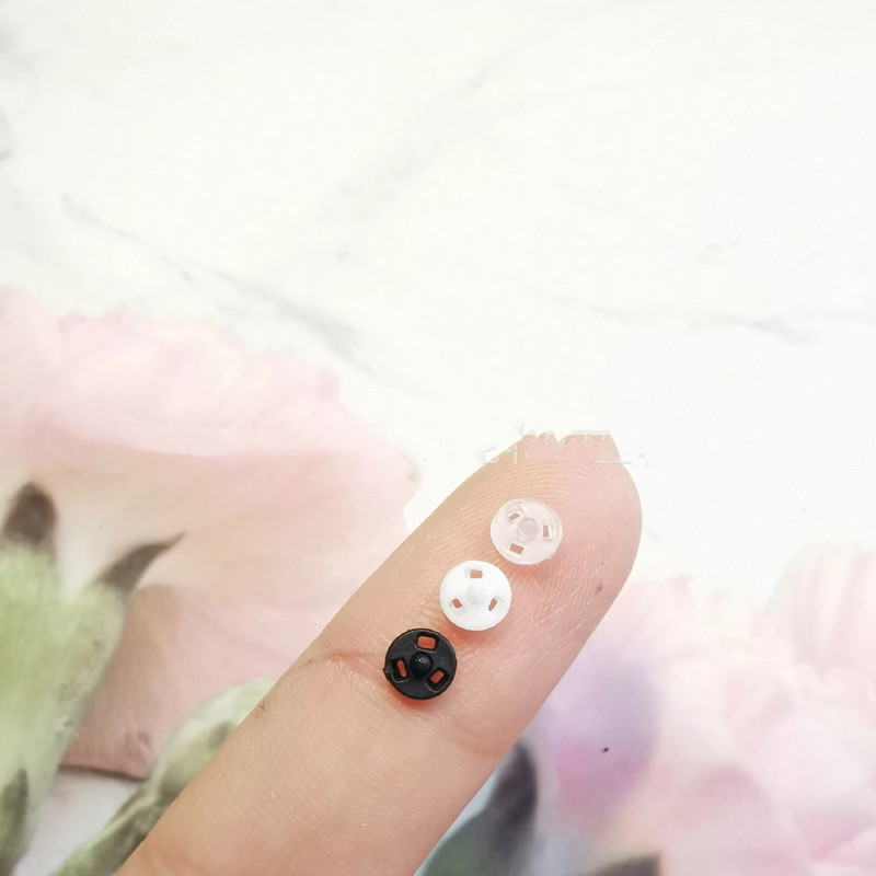 30 porų 4 mm „pasidaryk pats“ lėlių drabužių sagos Rankų darbo siuvimo sagos, skirtos 1:12 1:6 lėlių drabužiai, dekoratyviniai priedai