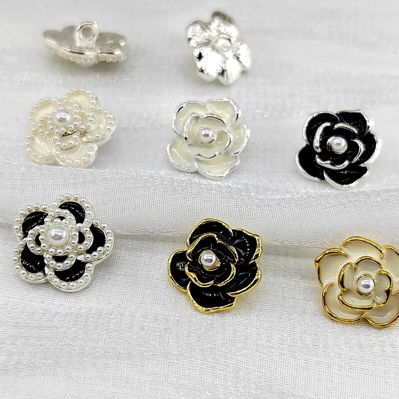 18/23 mm Camellia gumbi za pletenje Luksuzni Declor modni crno-bijeli metalni gumbi s bisernim perlama Pribor za šivanje DIY