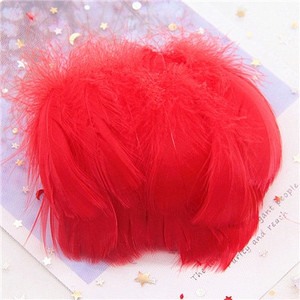 Pene naturale de gâscă 4-8 cm Pene de lebădă colorate plutitoare mici pentru artizanat Bijuterii de nuntă Decorarea casei Pene 100 buc