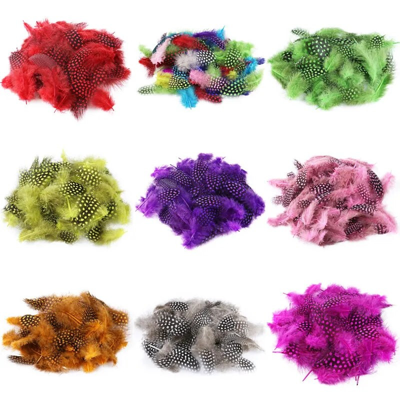 Mažos perlinės vištos fazano plunksnos Natūralios plunksnos dėmėtos, laisvos 5–8 cm plunksnos, skirtos amatams su baltais taškeliais, plunksnomis