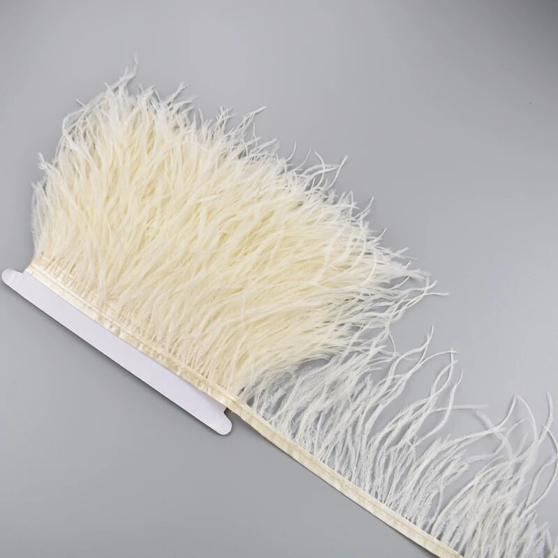 1-meetrine jaanalinnusuled lindil, ääreääristuslint 10-15 cm, 4-6" pikad valged sulgede kaunistused rõivaste kaunistamiseks.