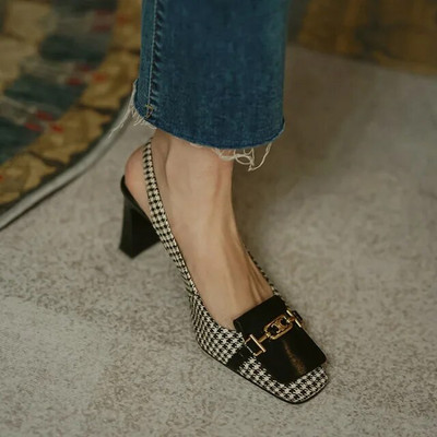 Дамски перлени високи токчета 2022 Летни помпи с квадратни пръсти за жени Винтидж карирани дамски сандали с катарама Дамски помпи на среден ток