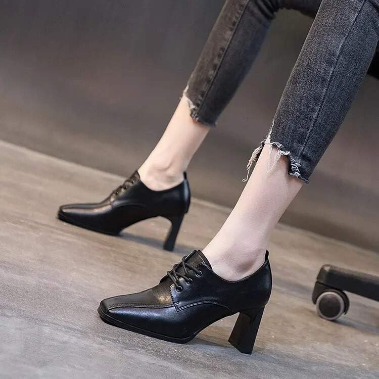 Нови 2023 Пролет Есен Дамски помпи с високи токчета Ретро дизайнерски квадратни пръсти Блок токчета Цветя пачуърк верига Къси ботуши Обувки