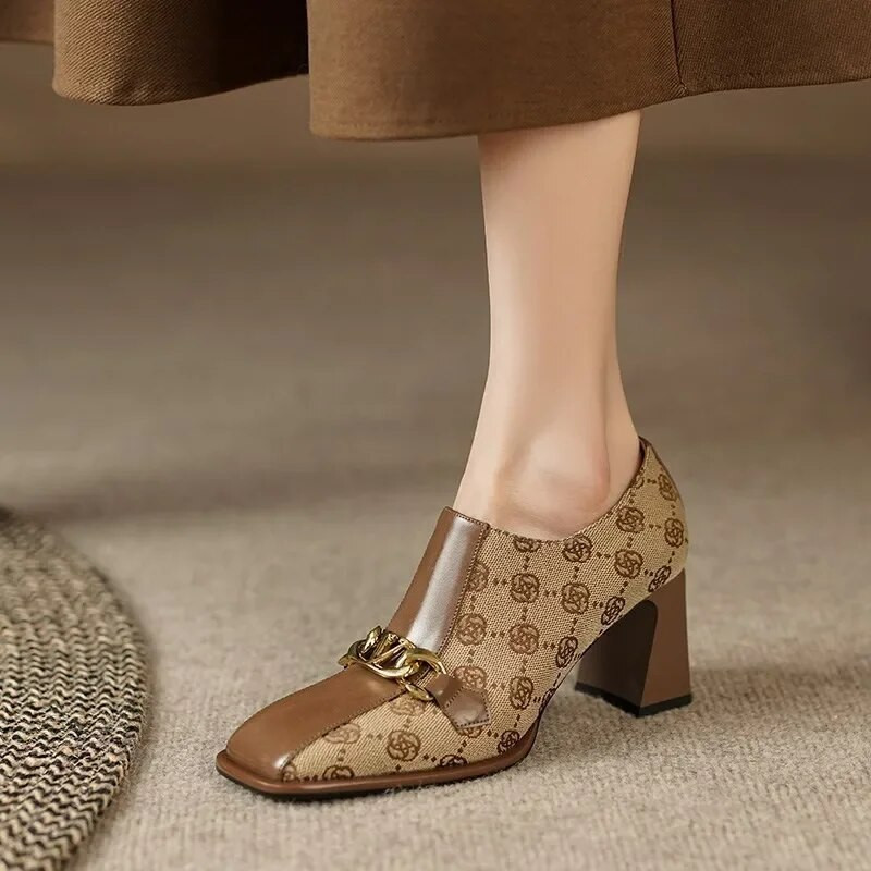 Нови 2023 Пролет Есен Дамски помпи с високи токчета Ретро дизайнерски квадратни пръсти Блок токчета Цветя пачуърк верига Къси ботуши Обувки