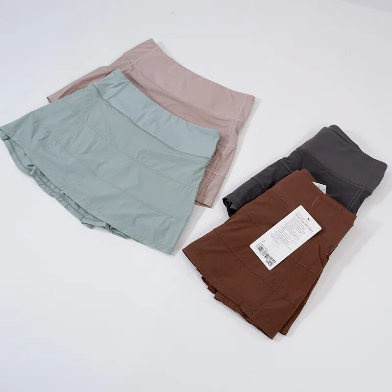 Luluwomen Pace Rival Тенис рокля с висока талия Йога пола Бързосъхнеща плисирана пола Спортна пола за бягане Дамска рокля с джобове