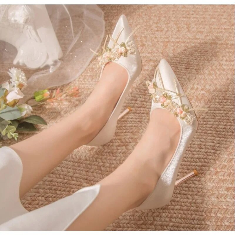 2023 Нови модни банкетни високи токчета с остри пръсти със златни кристали Черни дамски обувки с токчета