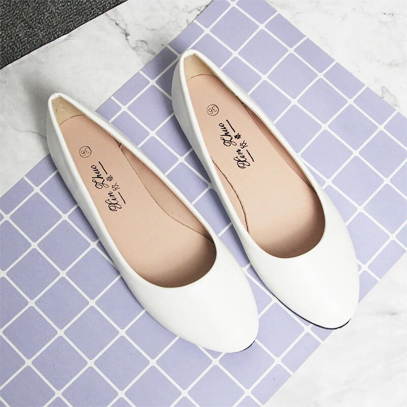 Дамски висококачествени обувки от полиуретан мека кожа за нежни крака с кръгли пръсти Макс. размер 48 Черно-бели обувки Американски и европейски стилове