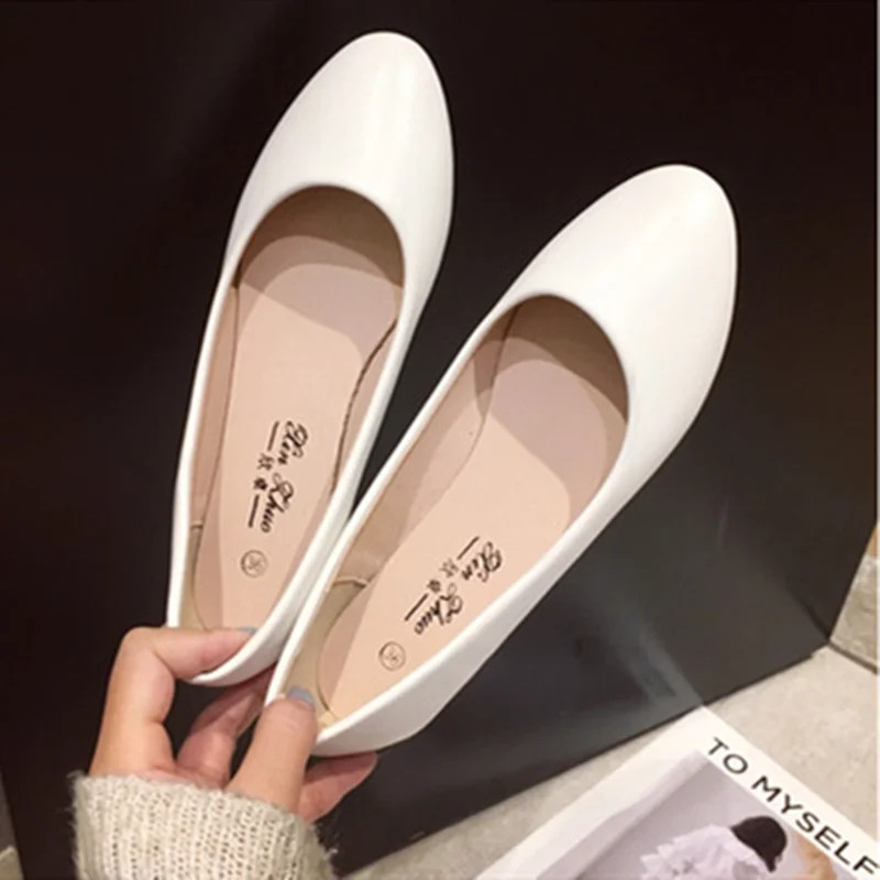 Дамски висококачествени обувки от полиуретан мека кожа за нежни крака с кръгли пръсти Макс. размер 48 Черно-бели обувки Американски и европейски стилове