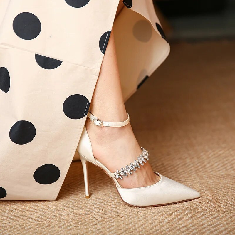 Летни дамски сатенени едноцветни катарама с високи токчета, модни банкетни сандали с остри пръсти и приказна панделка