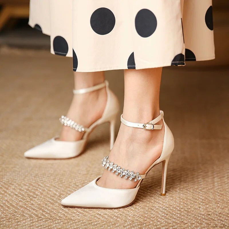 Летни дамски сатенени едноцветни катарама с високи токчета, модни банкетни сандали с остри пръсти и приказна панделка