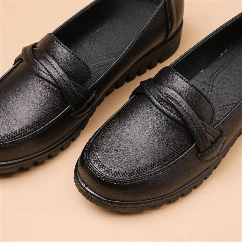 Pavasariniai laisvalaikio moteriški batai Minkšto pado odiniai batai vidutinio amžiaus pagyvenusiems žmonėms plokščia apačia, juodi žemakulniai