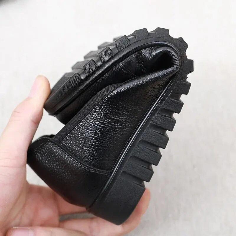 Пролет Лято Стил Мама обувки Дамски единични обувки Кожени издълбани плитки джобове Дамски танц на цветя на средна възраст