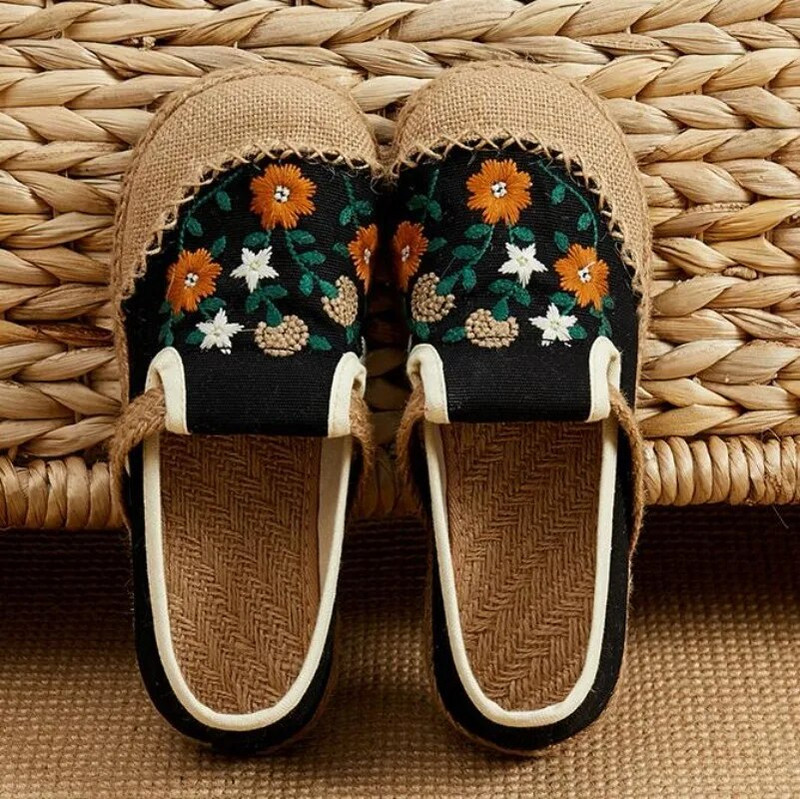 Jauni sieviešu raibs audums, lina svārki, ar rokām darināti dāmu ikdienas čības, izšūtas plakanas espadrilles kaņepju kurpes