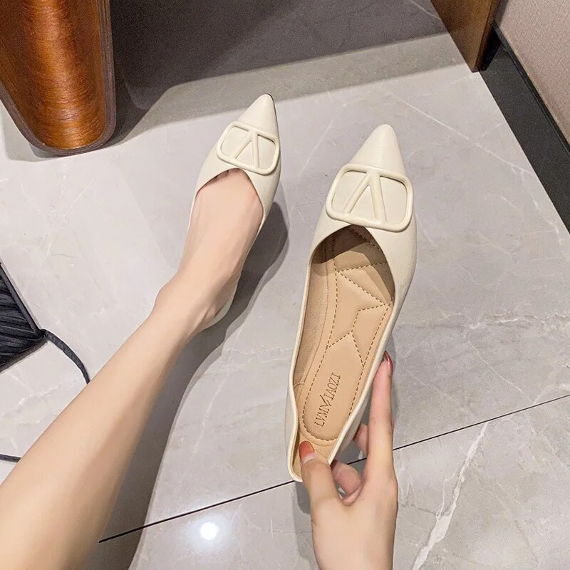 Plakanie kurpes Sieviešu plakanās 2024. gada vasaras jaunās modes temperaments Populāri mīkstas ādas apavi ar kausu liela izmēra sieviešu apavi 41-43