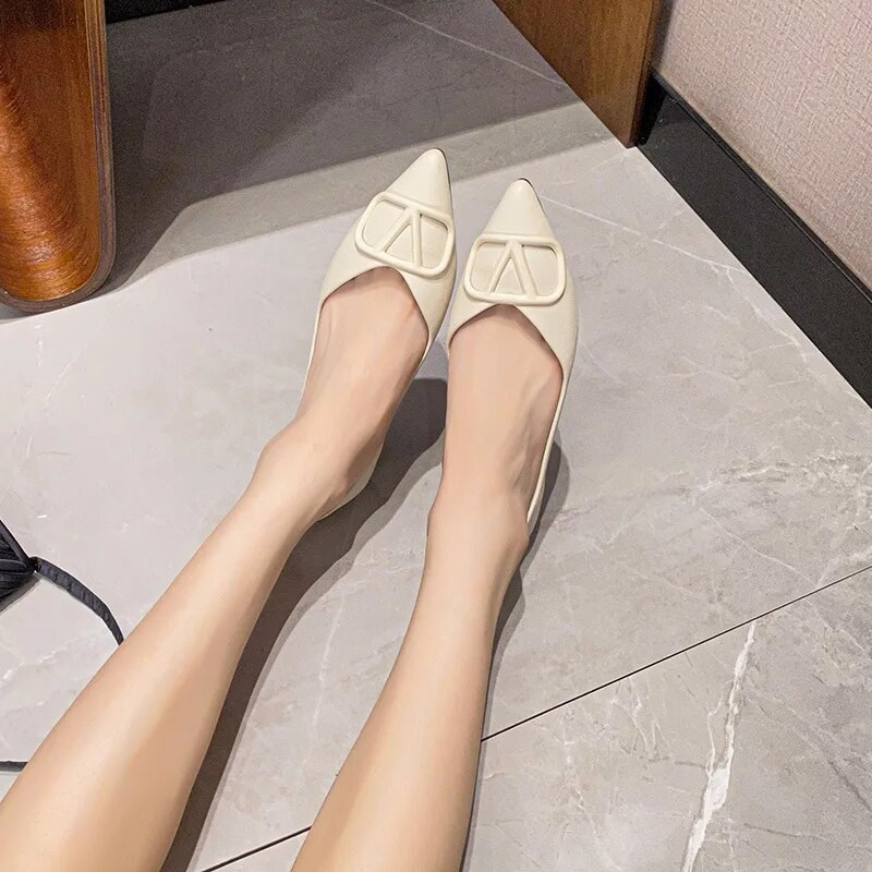 Plakanie kurpes Sieviešu plakanās 2024. gada vasaras jaunās modes temperaments Populāri mīkstas ādas apavi ar kausu liela izmēra sieviešu apavi 41-43