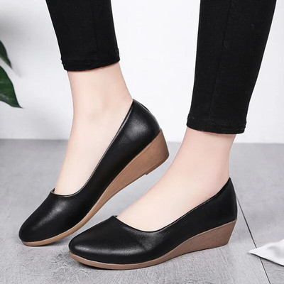 Дамски обувки 2023 Летни модни обувки с приплъзване Дамски гумени дамски обувки с кръгли пръсти Плитки плътни обувки за жени дизайнер