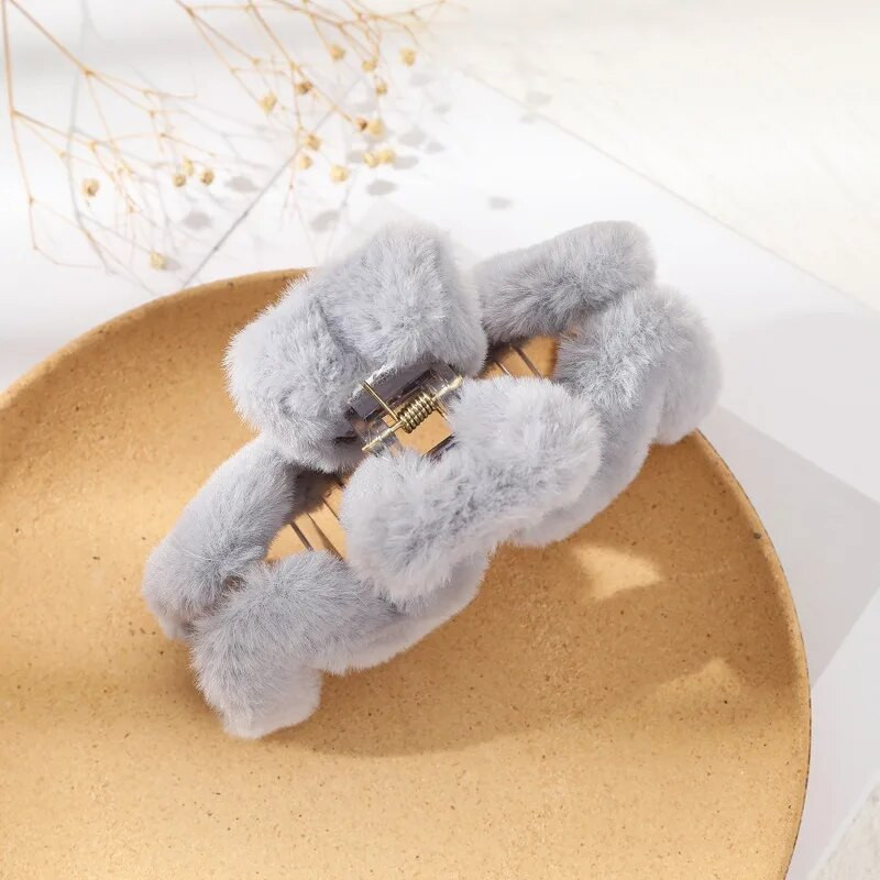 Vienkrāsains plīša M formas sieviešu matu sprādze, modes salda un romantiska 2023. gada banketu ikdienas haizivs sprādze sievietēm, jaunas galvassegas