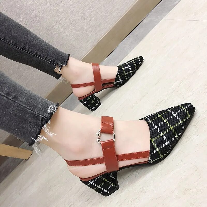 2021. gada pavasaris, vasara Sieviešu apavi Ādas siksniņas Sandales Sieviešu smailas rūtainas Slingback Pumpas Sandales Kvadrātveida papēži 6 CM jauni, karsti