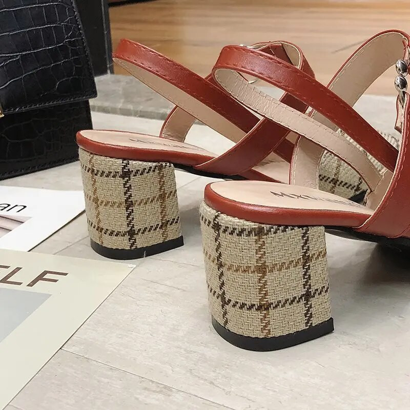 2021. gada pavasaris, vasara Sieviešu apavi Ādas siksniņas Sandales Sieviešu smailas rūtainas Slingback Pumpas Sandales Kvadrātveida papēži 6 CM jauni, karsti