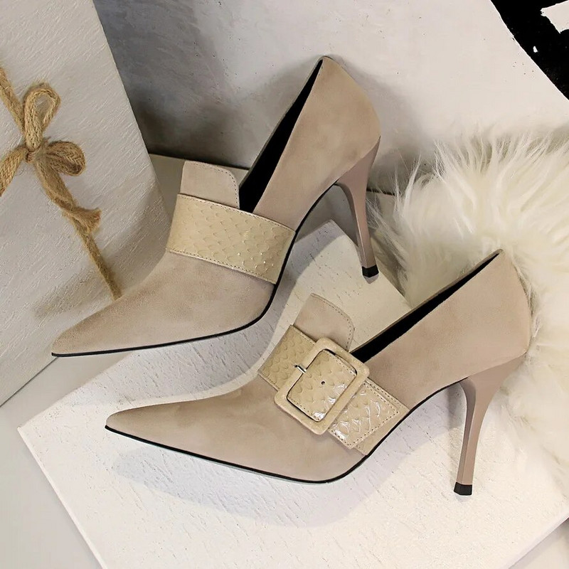 Sieviešu 9,5 cm augstpapēžu kurpes Punk Pumps Escarpins Eleganti dāmu kāzu smaili purngalu papēži ganāmpulka zamšādas naktskluba jostas sliedes izlaiduma kurpēm