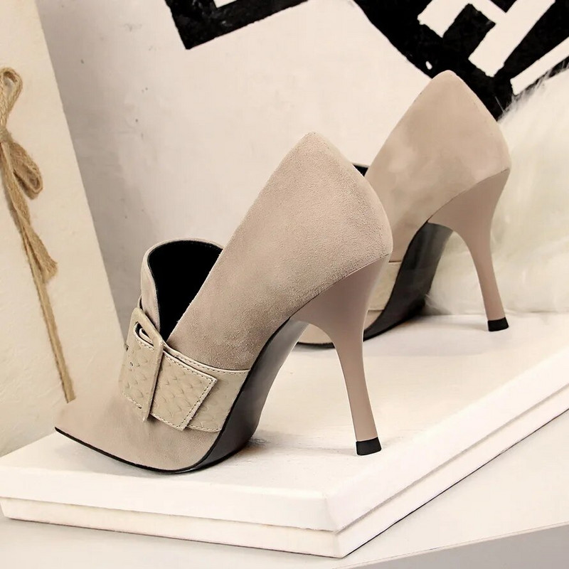 Sieviešu 9,5 cm augstpapēžu kurpes Punk Pumps Escarpins Eleganti dāmu kāzu smaili purngalu papēži ganāmpulka zamšādas naktskluba jostas sliedes izlaiduma kurpēm