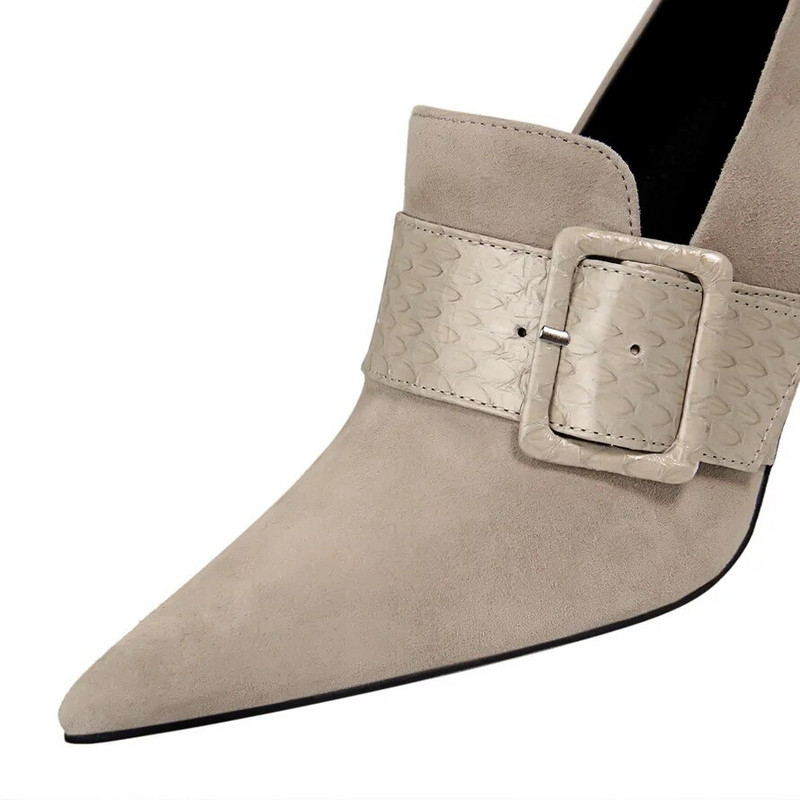 Sieviešu 9,5 cm augstpapēžu kurpes Punk Pumps Escarpins Eleganti dāmu kāzu smaili purngalu papēži ganāmpulka zamšādas naktskluba jostas sliedes izlaiduma kurpēm