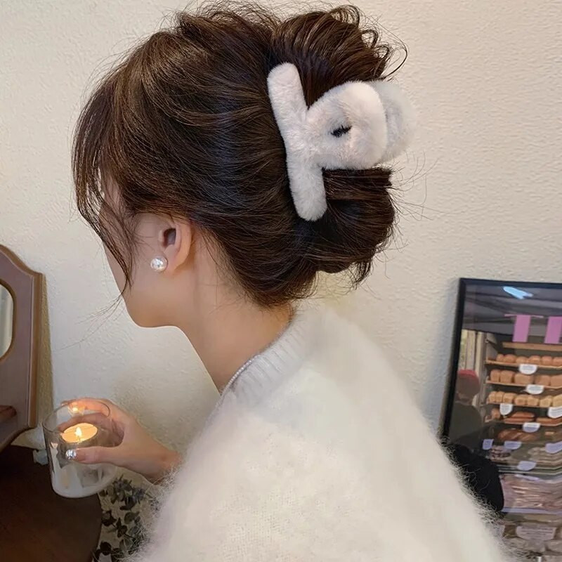 Plīša matu sprādze Eleganta akrila matu sprādzes Ziemas mākslīgās kažokādas Claw Barrette Krabju galvassega sievietēm Meitenēm Moderni matu aksesuāri