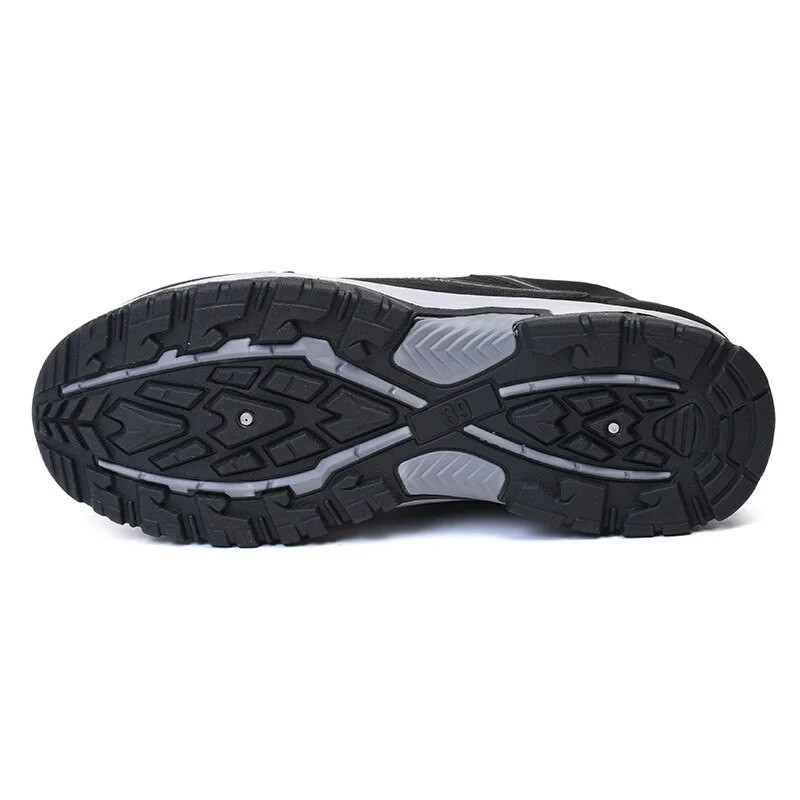 Ziemas siltums un plīša sabiezējums pusmūža un vecāka gadagājuma cilvēkiem, āra kokvilnas apavi un sniega zābaki ikdienas ceļojumiem