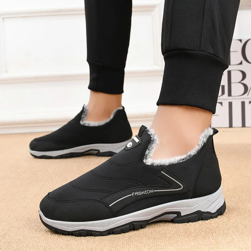 Ziemas siltums un plīša sabiezējums pusmūža un vecāka gadagājuma cilvēkiem, āra kokvilnas apavi un sniega zābaki ikdienas ceļojumiem