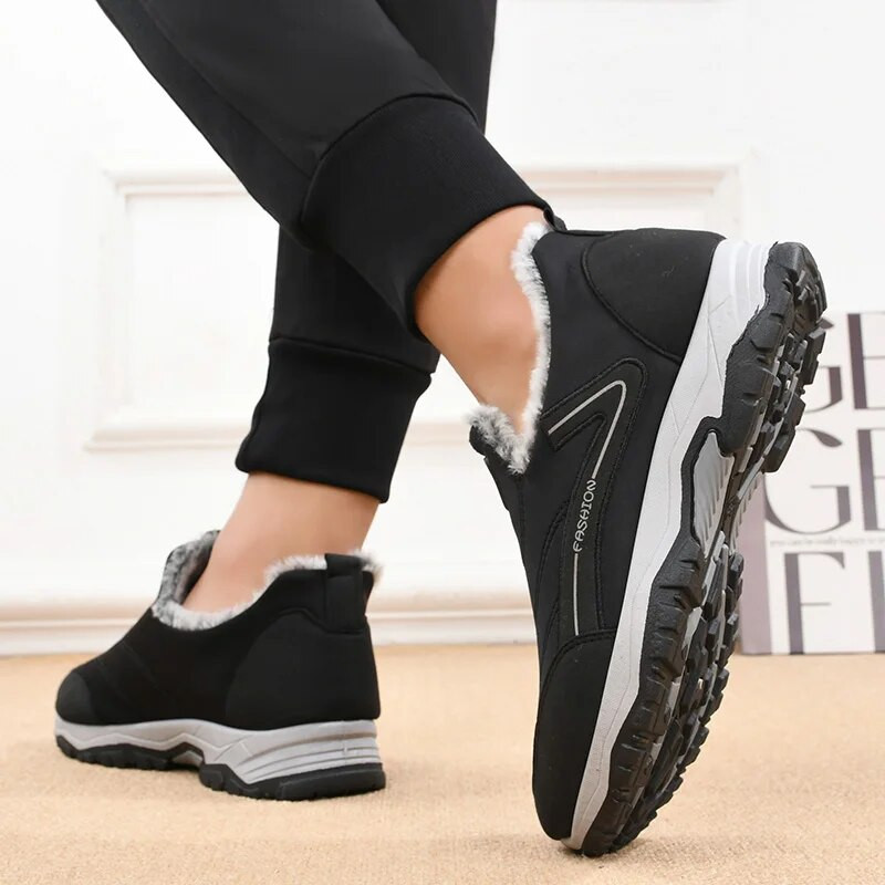 Ziemas siltums un plīša sabiezējums pusmūža un vecāka gadagājuma cilvēkiem, āra kokvilnas apavi un sniega zābaki ikdienas ceļojumiem