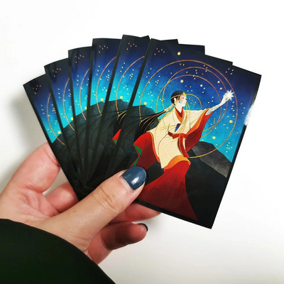 60PCS/BAG Κάρτα TCG MGT The Wandering Emperor Sleeves Χαρακτήρες παιχνιδιών Protector Cards Shield Graphics Protector Έγχρωμα μανίκια PKM