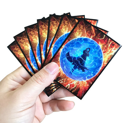 60PCS/BAG Κάρτα TCG MGT The Wandering Emperor Sleeves Χαρακτήρες παιχνιδιών Protector Cards Shield Graphics Protector Έγχρωμα μανίκια PKM
