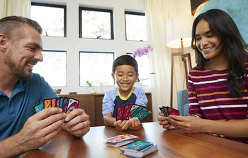 UNO FLIP! Семейна игра на карти, със 112 карти в здрава кутия за съхранение, е чудесен подарък UNO FLIP! семейство