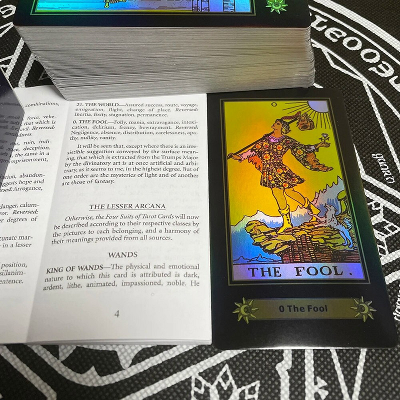 Inglise holograafilised tarokaardid algajatele koos juhendi lauamängude tekiga klassikalise ruunide ennustamisega