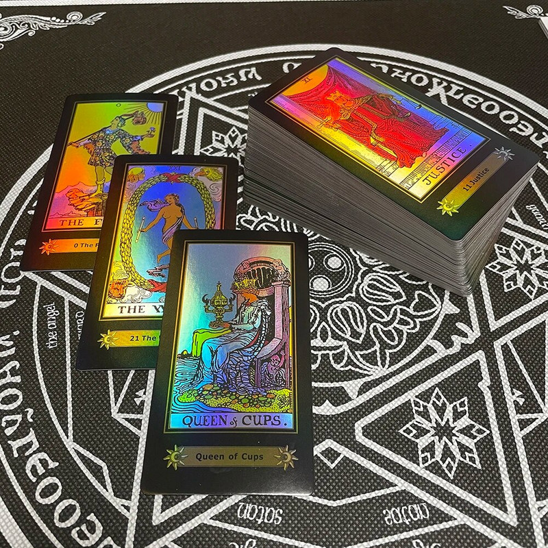 Inglise holograafilised tarokaardid algajatele koos juhendi lauamängude tekiga klassikalise ruunide ennustamisega