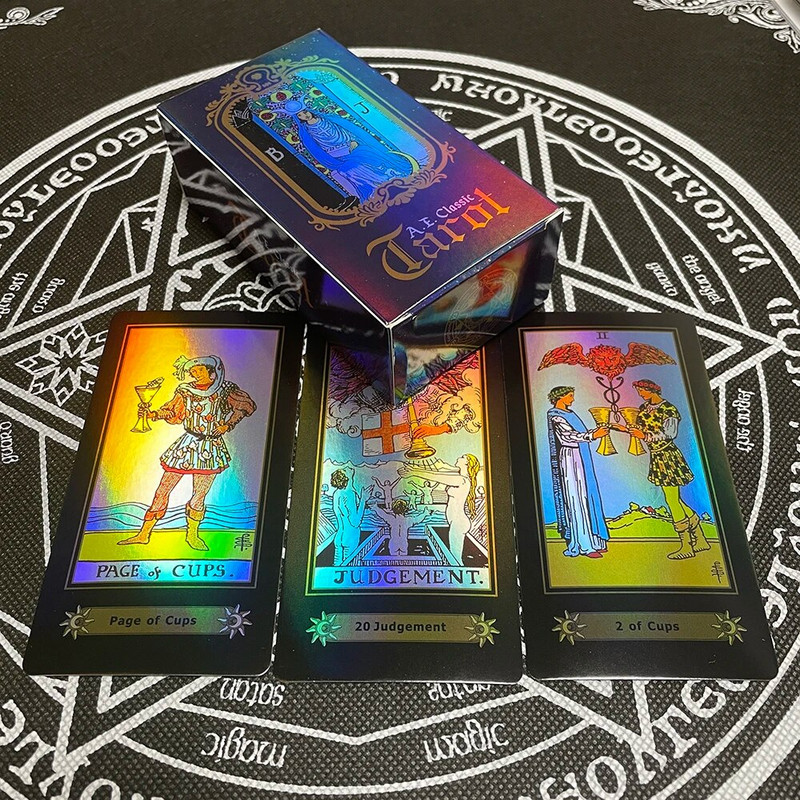 Inglise holograafilised tarokaardid algajatele koos juhendi lauamängude tekiga klassikalise ruunide ennustamisega