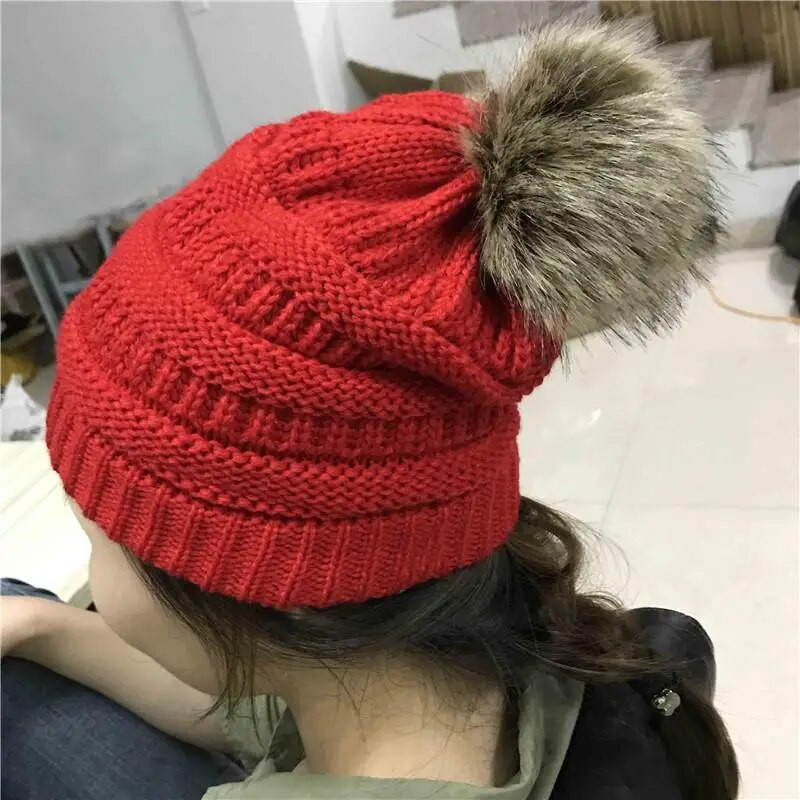 Karštas išpardavimas briaunota kepurė su snapeliu mada Pridėti kailiu pamušalu pompoms Žieminės kepuraitės moterims mergaitėms šilta stora kepurė Stilingas megztas kepurė