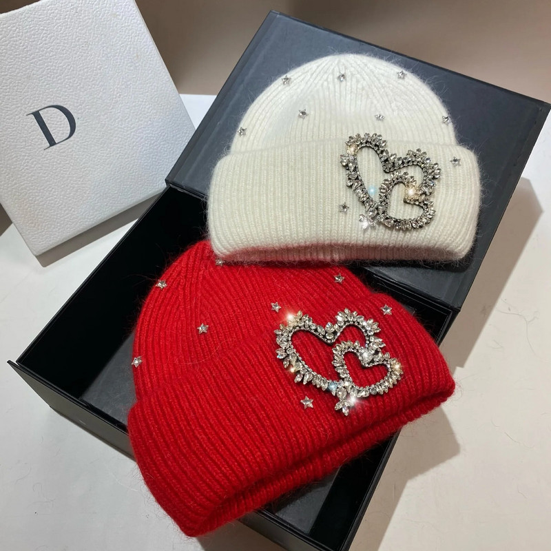 Īsta truša kažokādas sieviešu trikotāžas cepure Luksusa rhinestones sirds raksts ziemas beanie dizaineru cepures dāmu silta pastaigu pārsega beanie