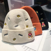 2023 New Bear Letter Wool Hat Женска корейска модна шапка Trend Топла защита на ушите Сладка зимна плетена шапка Tide